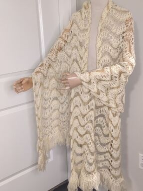 Vintage 70s Hand Knit Fringe Shawl Wrap Boho Grannycore Cream Gold